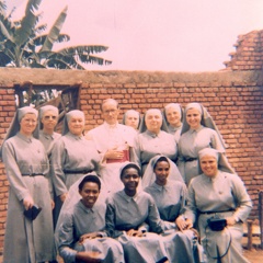 Nunzio Ap. Morandini con Discepole e prime novizie rwandesi 1987