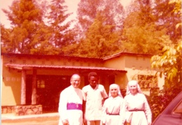 Nunzio Apostolico Rotunno con le Discepole Kigali 1975