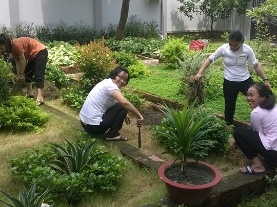 Giovani impegnate in giardino