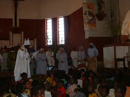 Mozambico Vescovo che celebra l'Eucaristia con le Discepole