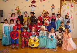 Piccoli alunni in costume