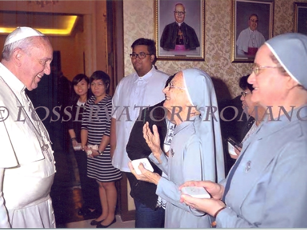 Papa Francesco con due Discepole