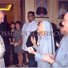 Papa Francesco con due Discepole