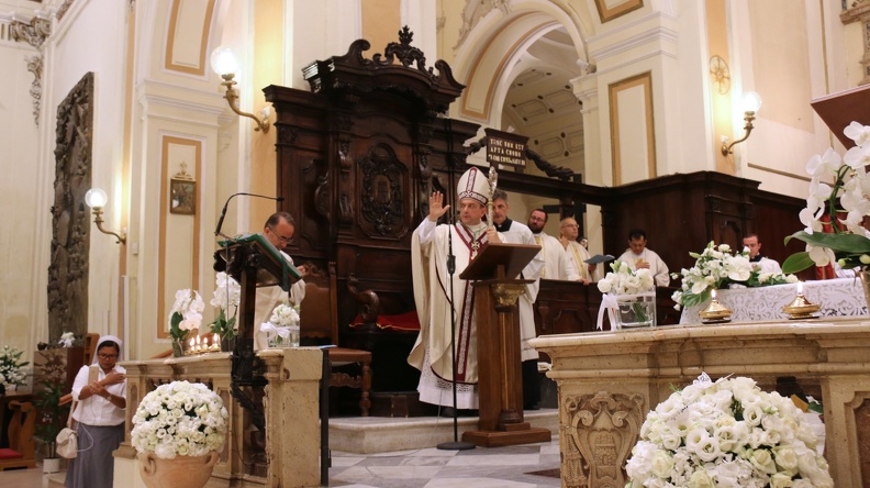 Benedizione finaledel Vescovo.jpg