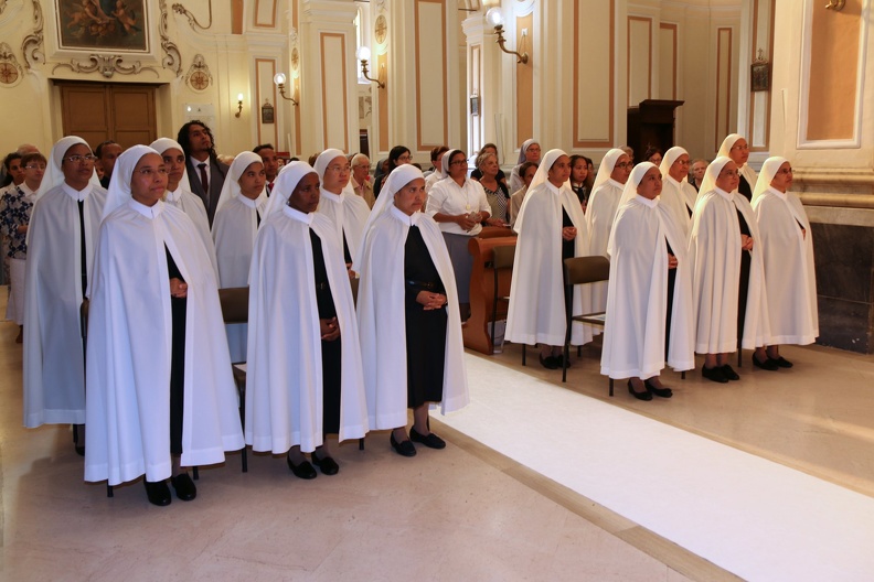 Le giovani Discepole in ascolto della Parola.jpg